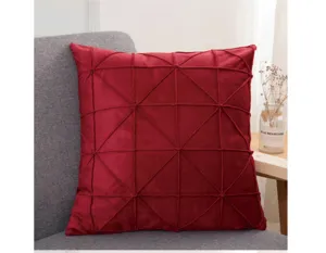 Detailansicht des dunkelroten Samtkissens mit geometrischem Steppgitter-Design und weicher Textur.