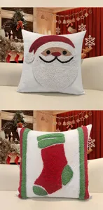 Dettaglio copricuscino natalizio punch needle, design tuftato Babbo Natale e calza.