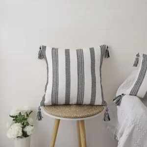 Gros plan détaillé du coussin bohème à rayures noir et blanc avec de jolies textures tissées.