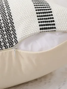 Gros plan sur les détails de la housse de coussin tissée bohème texturée avec fermeture éclair.