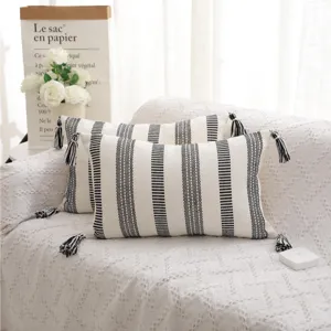 Housse de coussin frangee en coton tissue style nordique rayures noir et blanc canape