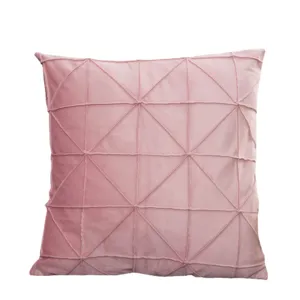 Coussin de sol en velours rose avec design de grille pliee geometrique pour salon.