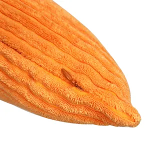 Primo piano dettagliato della trama cuscino velluto a coste arancione e zip nascosta.