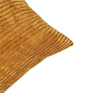 Primo piano della texture del cuscino in velluto a coste giallo, dettaglio morbido