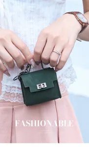 Kleine grüne Retro Tasche Anhänger Schlüsselring modisch süßer Kopfhörerhalter Accessoire.