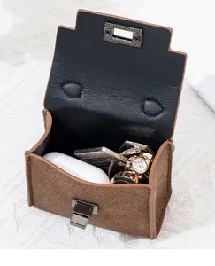Detailansicht des Mini-Retro-Taschenanhängers, ideal für kleine Gegenstände wie Kopfhörer.