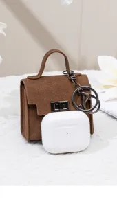 Detailansicht der Mini-Retro-Handtasche Kopfhörertasche Schlüsselanhänger braun.