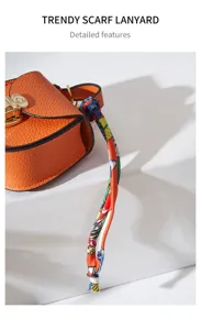 Vista dettagliata ciondolo borsa a sella mini, borsa in pelle arancione con cordino foulard.