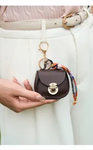 Mini borsa a sella ciondolo portachiavi con foulard colorato e dettagli dorati per borsetta.