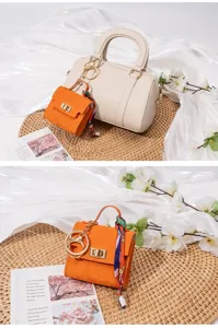 Mini Taschenanhänger Schlüsselanhänger, niedliche orange Münzbörse mit Seidenschal.