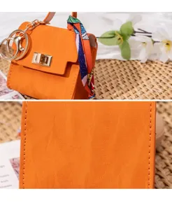 Oranger Mini-Taschen-Schlüsselanhänger mit Seidentuchdekoration, stilvolle Autoschlüsseltasche.