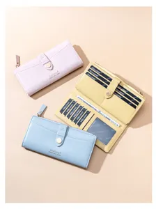 Vue détaillée du long portefeuille femme avec fentes pour cartes et poche zippée.