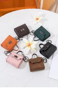 Detaillierte Nahaufnahme von Retro-Mini-Handtaschen-Schlüsselanhängern in bunten Farben.