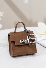 Mini brauner Taschen Anhänger Schlüsselanhänger mit Drehverschluss für Schlüssel und Münzen.