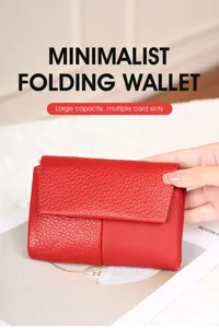 Rotes Damen Portemonnaie aus Leder im Patchwork-Design, dreifach faltbar mit vielen Kartenfaechern.