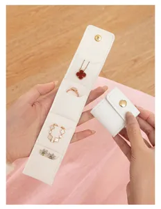 Borsa portaoggetti per gioielli pieghevole e portatile con scomparti per anelli e collane.