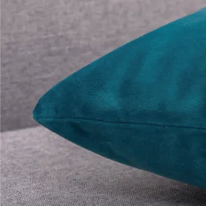 Gros plan détaillé d'une housse de coussin en velours avec texture douce et belles coutures.