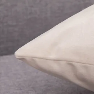 Gros plan détaillé d'une housse de coussin en velours doux aux finitions soignées.