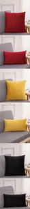 Housse de coussin en velours et coussin lombaire, détail doux et uni pour canapé.