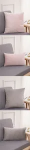 Détail de housse de coussin en velours doux, housse unie en peluche pour canapé et lit.