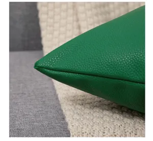 Cojín de cuero verde con patrón litchi, vista de detalle, decoración de sofá moderno.