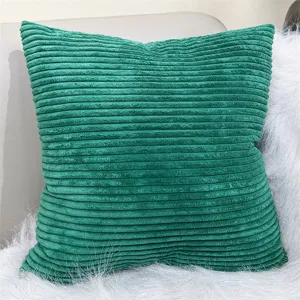 Dettaglio cuscino quadrato in velluto a coste verde, cuscino decorativo unito per divano e letto.