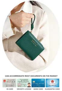 Détail de portefeuille court pour femme vert compact avec fentes cartes et poche zippée.