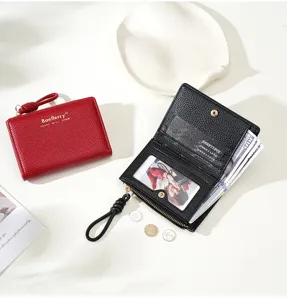 Portefeuille court pour femme compact avec fentes pour cartes et poche zippée pour monnaie.