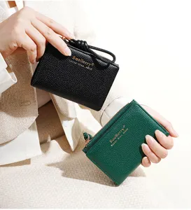 Vue détaillée du portefeuille court pour femmes à motif litchi et fermeture éclair en noir et vert.