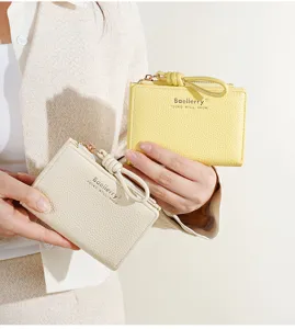 Portefeuille court pour femme en cuir PU porte-monnaie porte-cartes design chic.