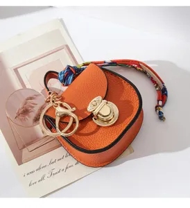 Portachiavi mini borsa a sella con foulard in seta e serratura dorata molto elegante.