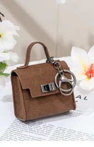 Detailansicht des braunen Mini-Taschen-Schlüsselanhängers, süßer Münzbeutel für stilvolles Design.