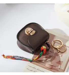 Mini borsa in pelle portachiavi e custodia per auricolari con nastro di seta colorato.