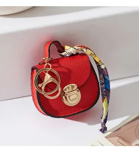 Mini borsa a sella rossa portachiavi portamonete astuccio con hardware dorato e nastro colorato