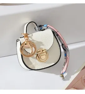 Mini borsa a sella bianca portachiavi con ciondolo in seta, grazioso anello per chiavi auto e borsa.