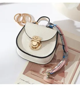 Portachiavi mini borsa a sella con serratura in metallo e foulard in seta per chiavi.