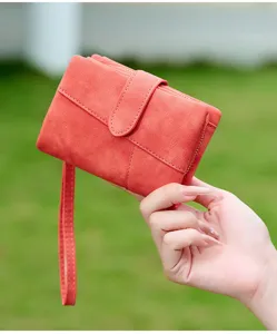 Matte kurze Damen Geldbörse im dreifach gefalteten Design mit Handschlaufe, Kartenhalter.