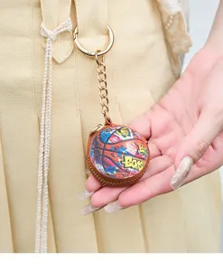 Mini monedero estuche de auriculares estilo baloncesto graffiti con llavero metalico detalle.