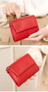 Rotes Leder-dreifach-Geldbörsen-Detail mit exquisiter Textur und praktischem Reißverschlussfach.