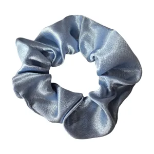 Elegante kristallen satijnen haarscrunchie in ijsblauw, zachte vintage haarband.