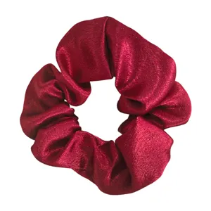 Gedetailleerd overzicht van rode satijnen haarscrunchie, elegante zijdetextuur elastisch haarband.