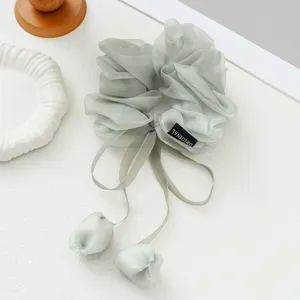 Chouchou de cheveux en organza vert clair doux avec pendentif tulipe et ruban nœud.