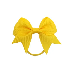 Dettaglio fiocco per capelli in nastro grosgrain giallo vivo, elegante elastico per acconciatura.