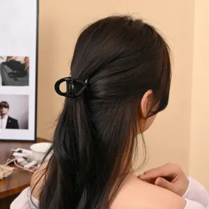 Minimalist black hair claw clip for women, chic geometric hairpin styling accessory.
