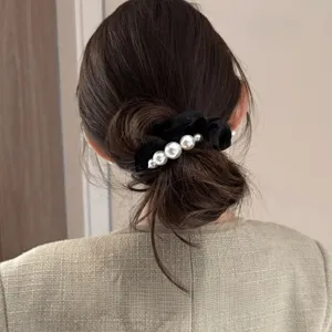Chouchou en velours noir avec perles blanches pour coiffure elegante accessoire detail