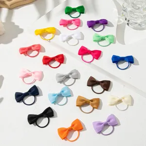 Vista dettagliata elastici per capelli con fiocco in grosgrain colorato per bambine.