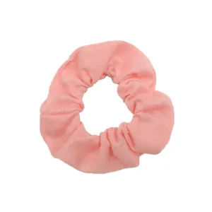 Scrunchie in tessuto rosa vista dettaglio, stile vintage minimalista accessorio capelli morbido.