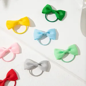 Vista di dettaglio di elastici colorati con fiocco, morbidi accessori per capelli.