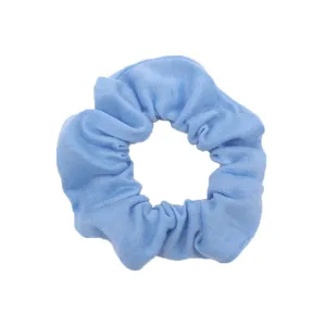 Dettaglio scrunchie per capelli in tessuto di cotone azzurro, accessorio stile retrò.