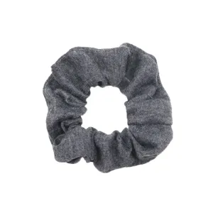 Scrunchie in tessuto grigio scuro dettaglio, accessorio per capelli rétro minimalista quotidiano.